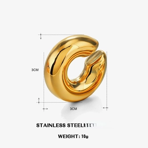 Détail du bijou d'oreille creux en forme de C plaqué or 18K en acier inoxydable 3cm