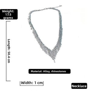 Vue détaillée du collier choker en strass pesant 17,5 g et mesurant 50,4 cm