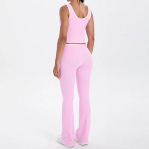 Vue arrière d'un ensemble de yoga rose avec pantalon évasé taille haute et haut à col en U