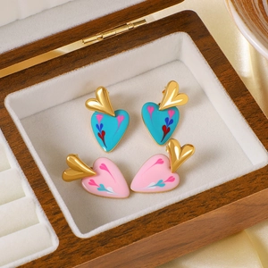 Boucles d'oreilles cœur vintage en émail rose et bleu présentées dans un coffret