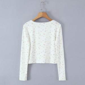 Détail du dos du cardigan à fleurs avec bordure en dentelle et texture côtelée