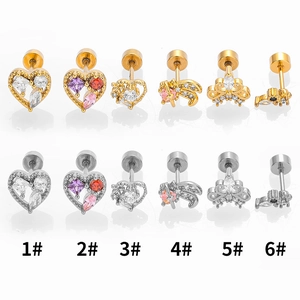 Boucles d'oreilles en acier titane avec zircons colorés cœur et couronne, or et argent