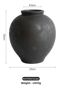 Primer plano de jarrón cerámico negro grande con textura mate oxidada y dimensiones
