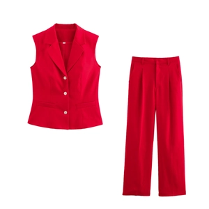 Ensemble chic deux pièces rouge pour femme avec gilet ajusté et pantalon droit