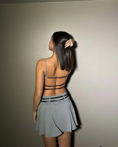 Vue détaillée du haut dos nu gris à brides noires et jupe plissée assortie deux pièces