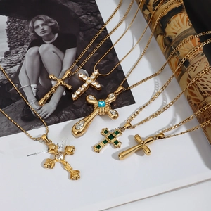 Ensemble de six colliers croix en acier inoxydable doré avec pierres et zircons