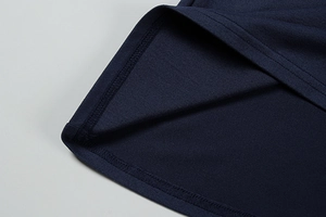 Vue détaillée de l'ourlet à double aiguille sur une robe d'été élégante bleu foncé