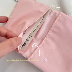 Vue détaillée montrant les fentes internes du porte-cartes rose mignon en tissu