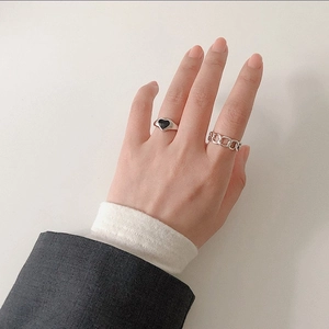 Retro S925 silver rings set with black heart seal and chain design on hand model