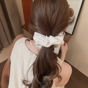 Gros plan détaillé du chouchou en dentelle blanche avec texture fleurie crochetée
