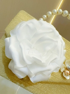 Elegant white satin camellia clutch with pearl chain, floral晚宴 hand bag for women