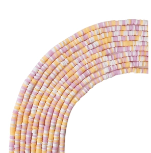 Primer plano de cuentas Heishi de 4mm a rayas rosa y naranja para joyería artesanal