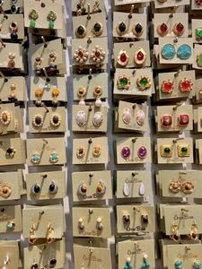 Collezione dettagliata di orecchini vintage con perle finitura dorata e dettagli in smalto