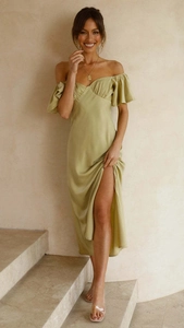 Gros plan d'une robe en satin vert clair avec fente haute et design épaules nues