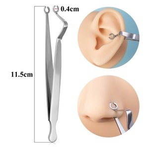 Dettaglio della pinza per piercing da 11,5 cm in acciaio inox con punta aperta di 0,4 cm