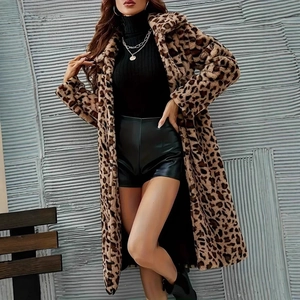 Détail du motif léopard et du col à revers sur ce long manteau chic en fausse fourrure