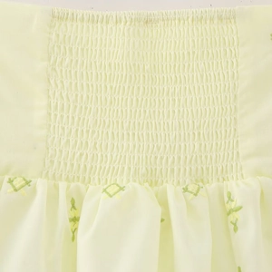 Haut court froncé jaune clair pour femme avec broderie florale verte et bordure à volants