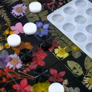 Vue macro du moule en silicone à 12 trous avec pièces de jeu à texture spirale en résine