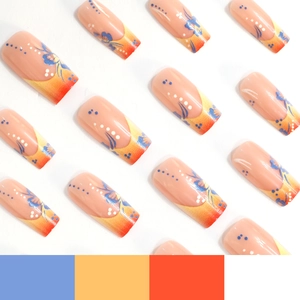 Faux ongles dégradés français orange avec motifs floraux bleus sur un fond blanc épuré