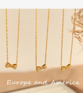 Gros plan du collier avec pendentif nœud doré serti de zircons cubiques brillants