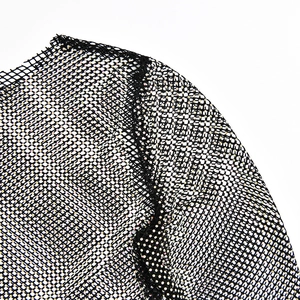 Gros plan sur le tissu en maille noire avec strass brillants sur le crop top manches longues