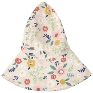 Detail eines Baby-Sonnenhuts mit Blumenmuster und breiter Krempe zum Sonnenschutz