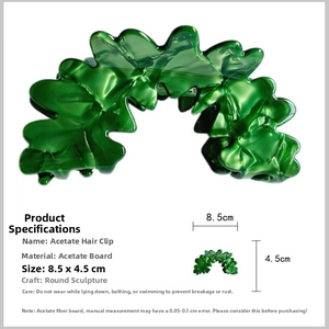 Dettaglio molletta per capelli in acetato verde con dimensioni indicate 8.5x4.5cm