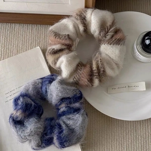 Chouchous élégants en flanelle à carreaux beige et bleu, texture mohair douce pour l'hiver