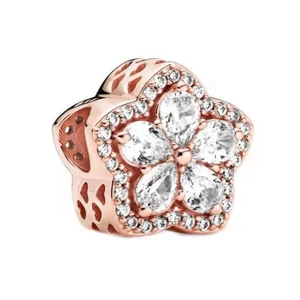 Charm a fiore in oro rosa con pavé di zirconi bianchi e dettagli laterali a cuore