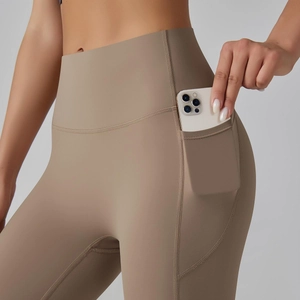 Detail van de yoga legging met hoge taille en zijzak voor een smartphone