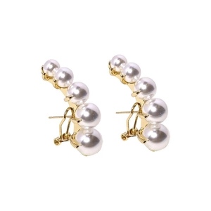 Elegante goldene gebogene Perlenohrstecker mit weißen Perlen im Verlauf für Damen