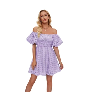 Mini robe lavande à épaules dénudées avec manches bouffantes et texture de tissu à carreaux