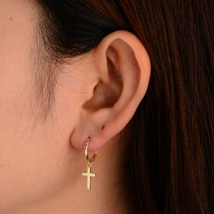 Boucles d'oreilles créoles croix en argent 925 plaqué or au style punk chic