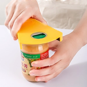 Apriscatole manuale multifunzionale con impugnatura antiscivolo mostrato in uso su un vaso