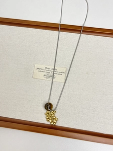 Détail d'un pendentif en pierre naturelle en forme de grappe sur une chaîne serpent argentée