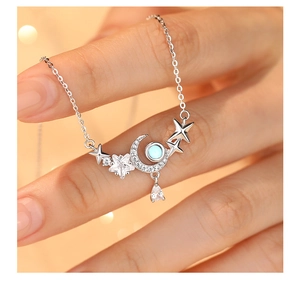 Vue macro du pendentif étoile et lune en argent s925 avec pierre de lune bleue