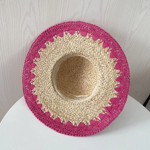 Chapeau de soleil en raphia fait main avec bordure crochet fuchsia pour les vacances