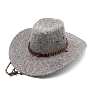 Dettaglio cappello da cowboy grigio con trama intrecciata e sottogola marrone intrecciato