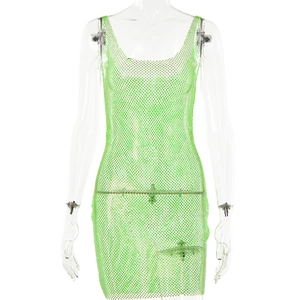 Vue détaillée du tissu en maille vert fluo et des strass étincelants sur la robe courte
