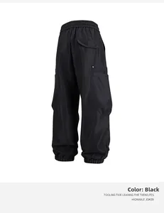 Vista de detalle del pantalón cargo negro con cordón elástico y bolsillos laterales 3D