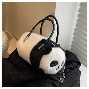 Vista macro della borsa a panda in peluche con pelliccia morbida e catena metallica