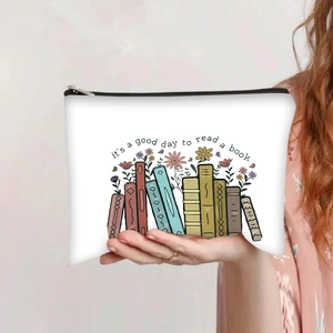 Détail de la trousse de maquillage en toile avec imprimé floral et citation inspirante
