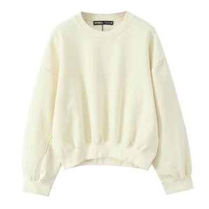 Classica felpa in pile color crema a maniche lunghe e girocollo in stile flat lay