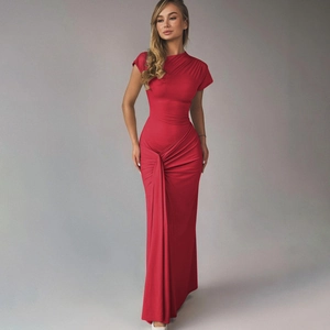 Elegante vestido de noche rojo intenso ajustado con cintura fruncida y silueta