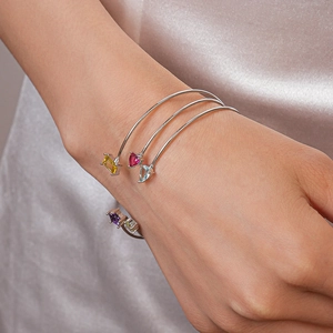Détail d'un bracelet manchette argenté à trois couches avec des pierres de zircon colorées