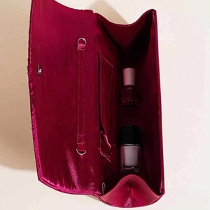 Vista interna della pochette da sera in raso a pieghe fucsia con spazio interno