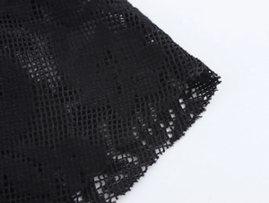 Gros plan sur la dentelle florale noire détaillant le tissage et la texture