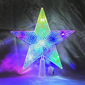 Détail d'une étoile pour sapin en plastique avec des lumières LED colorées et boîtier