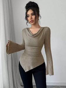Detail der khaki gerippten Stricktextur mit asymmetrischem Saum und Taillenraffung