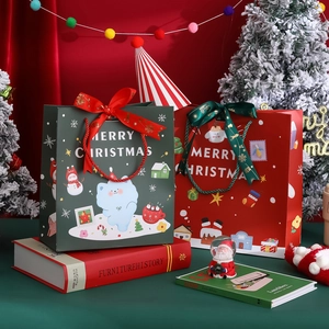Sacs cadeaux de Noël avec motifs de Père Noël et ours décorés de poignées en ruban soyeux